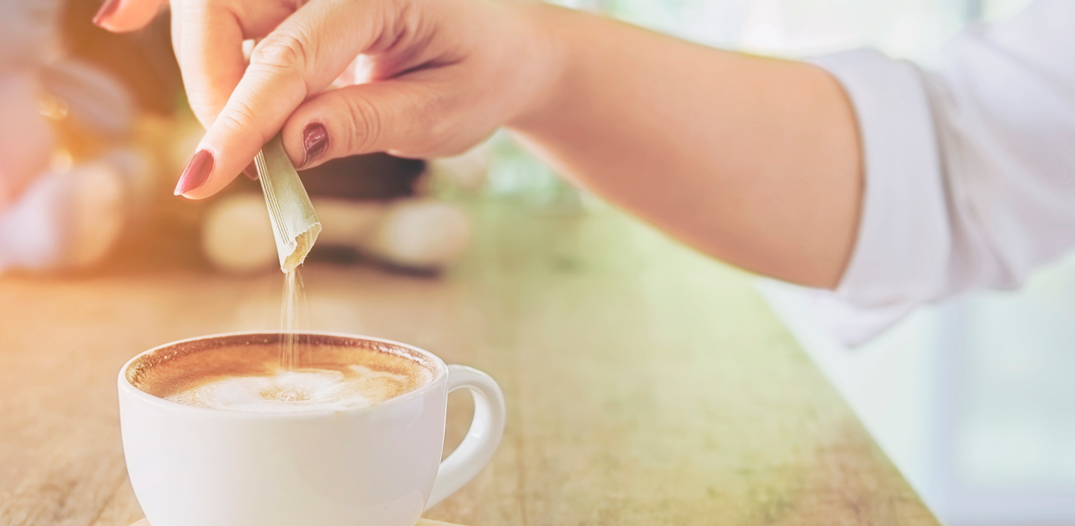 Mulher adoçando café